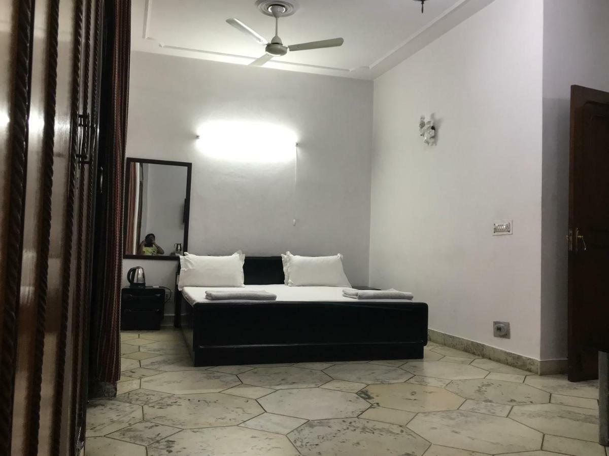 Tatvamasi Homestay New Delhi Buitenkant foto